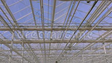 在温室中关闭屋顶的时间间隔，在一个大型现代化温室中关闭玻璃屋顶的过程